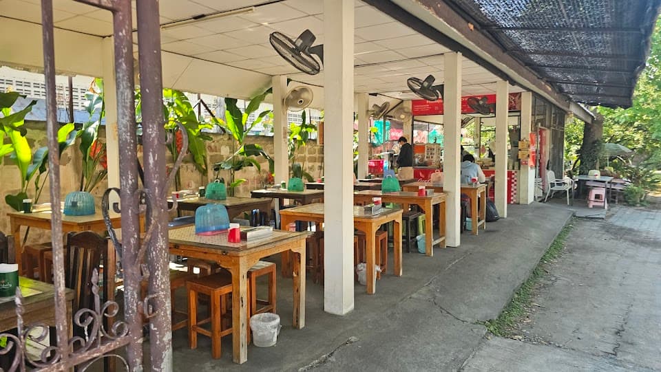 ร้านข้าวซอยคุณยาย cover