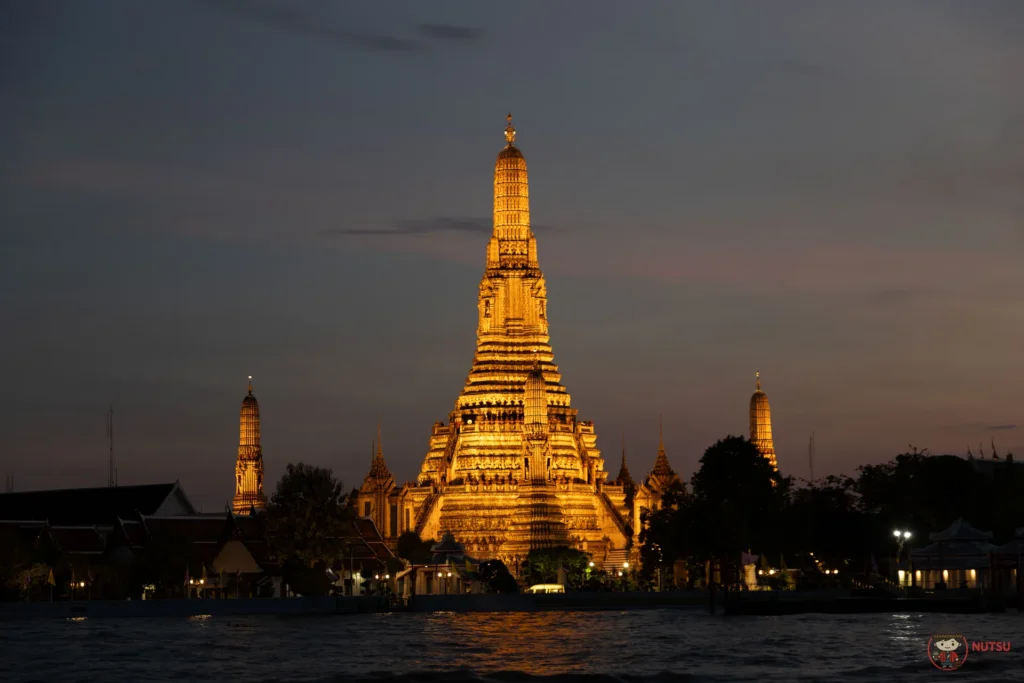 วัดอรุณที่ถูกถ่ายจากท่าเตียนในตอนกลางคืน