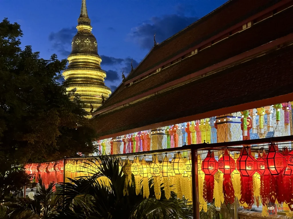 บรรยากาศงานโคมวัดหริภุญชัยยามค่ำ