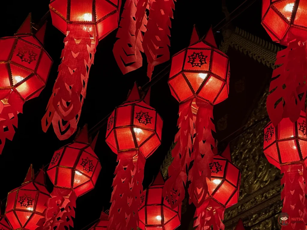 บรรยากาศงานโคมวัดหริภุญชัยยามค่ำ