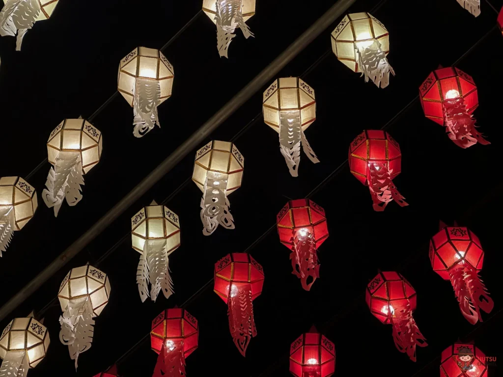 โคมแขวนล้านนา ประดับวัดหริภุญชัย