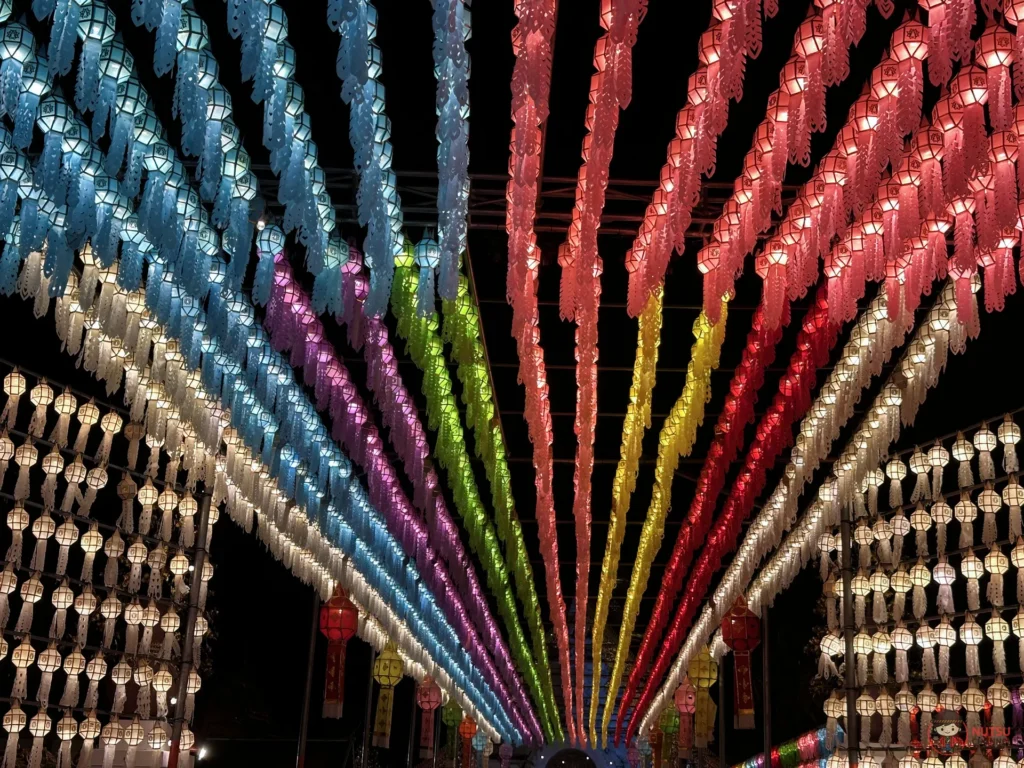 บรรยากาศงานโคมวัดหริภุญชัยยามค่ำ