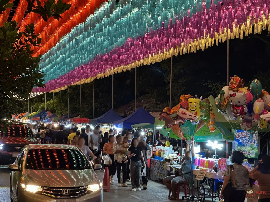 บรรยากาศงานโคมวัดหริภุญชัยยามค่ำ