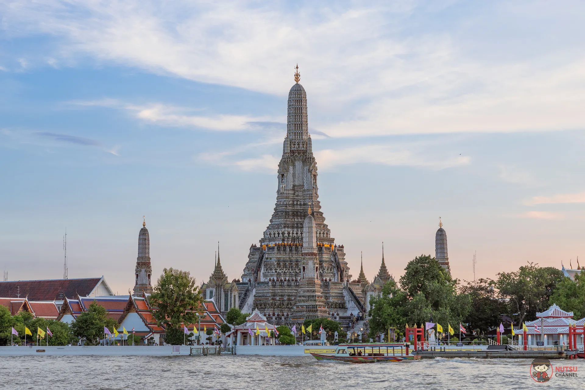 พระปรางค์วัดอรุณริมแม่น้ำเจ้าพระยา ยามพระอาทิตย์ตก