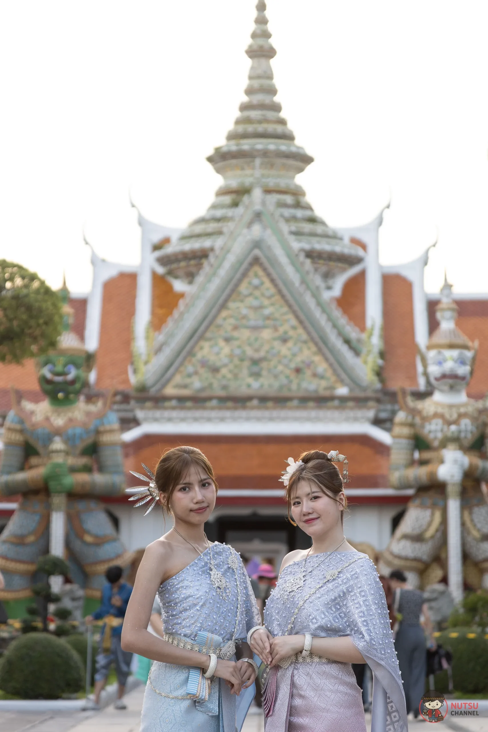 นักท่องเที่ยวถ่ายรูปวัดอรุณ