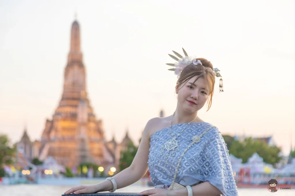 นักท่องเที่ยวถ่ายรูปหน้าพระปรางค์ใหญ่ วัดอรุณ